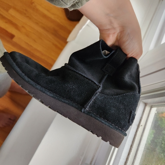 UGG Women's Classic Unlined Mini Perf Boots size 7 in black - Picture 11 of 11